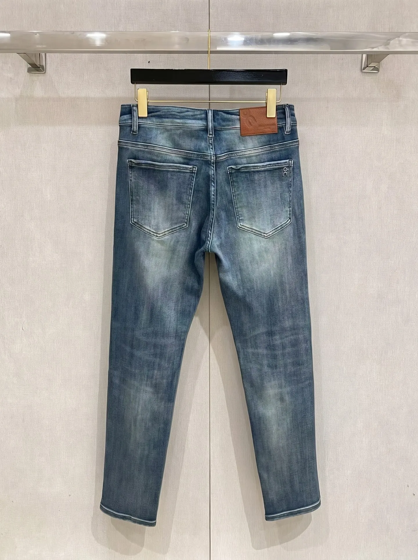 On 2026 spring and summer New Arrival men's jeans are made of imported denim fabrics, heavy-duty and environmentally friendly washing, soft to the touch, and Wear-Resistant. The version is small and straight. Micro-elasticity makes you slim and slim. The details are perfect. The hardware and accessories are selected with high quality. Fine workmanship and extraordinary quality. Sizes: 28-38.
